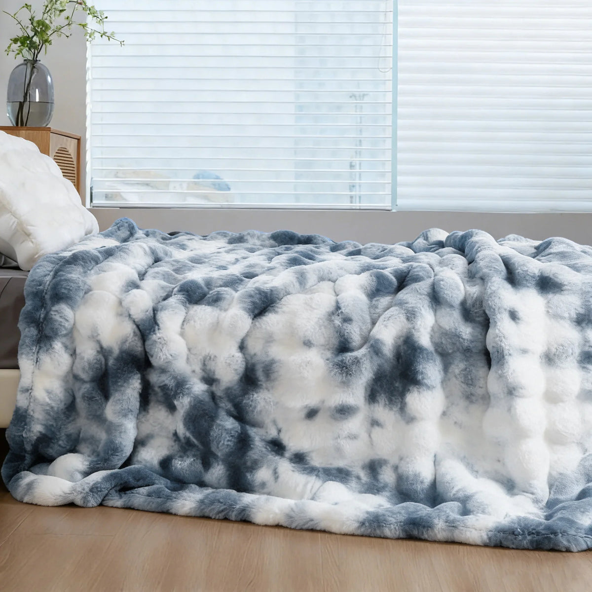 ROSEKIND Soft Faux Fur Rabbit Blanket for Bed and Sofa