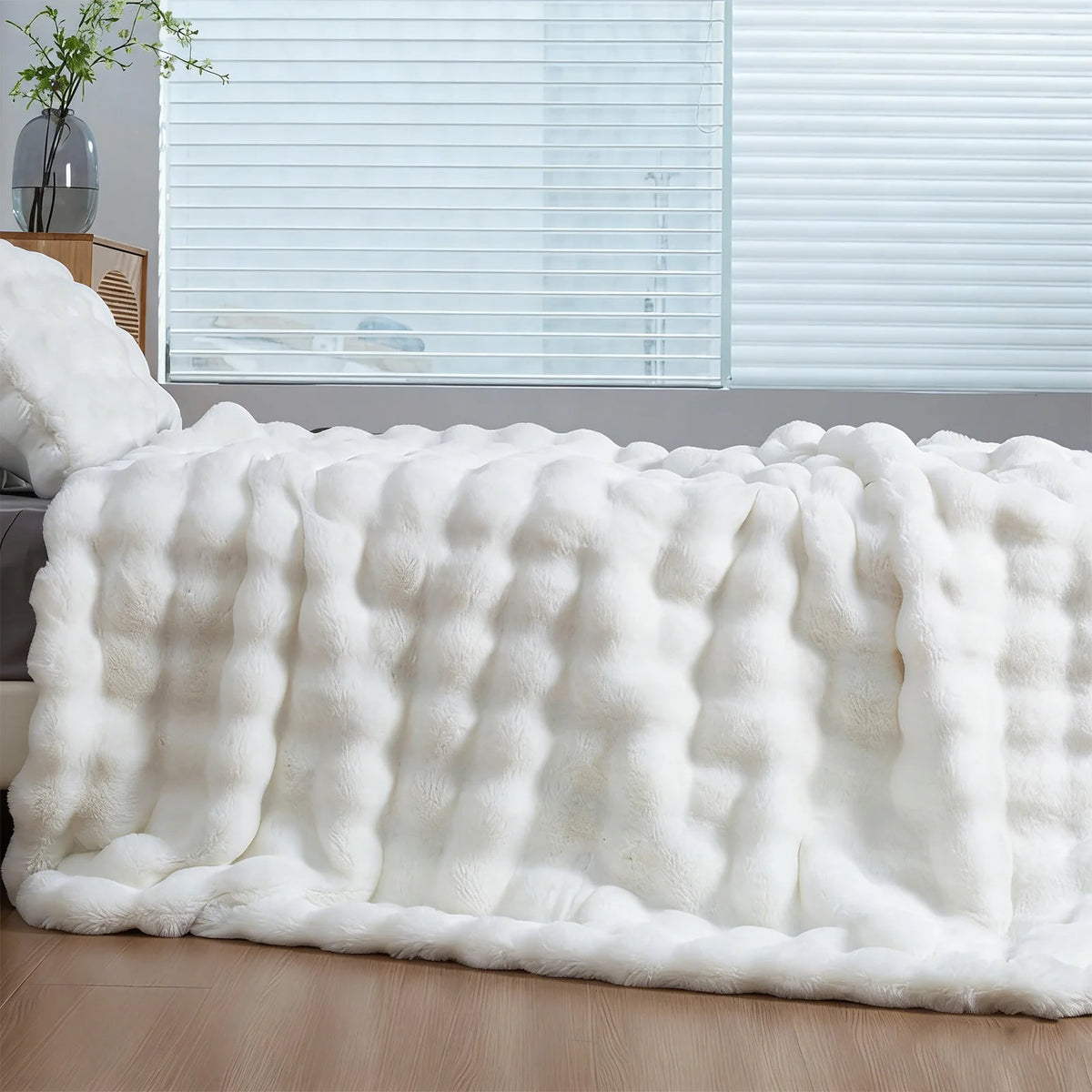 ROSEKIND Soft Faux Fur Rabbit Blanket for Bed and Sofa